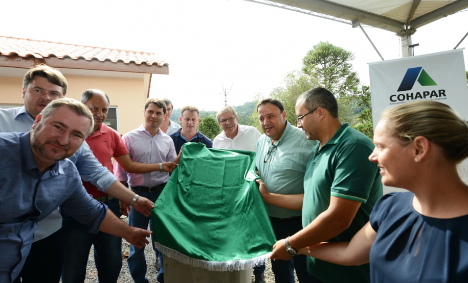Representantes do Governo do Estado e da Prefeitura de Bituruna entregaram nesta sexta-feira (14) as chaves de 25 casas populares a famílias que viviam em situação de vulnerabilidade social na cidade, na região Sul do estado. Graças aos aportes de R$ 1,2 milhão feitos por meio do programa Nossa Gente Paraná, os beneficiários não precisarão arcar com nenhum custo pela mudança para as novas moradias.  -  Bituruna, 14/02/2020  -  Foto: Rafaela Fiala - Cohapar