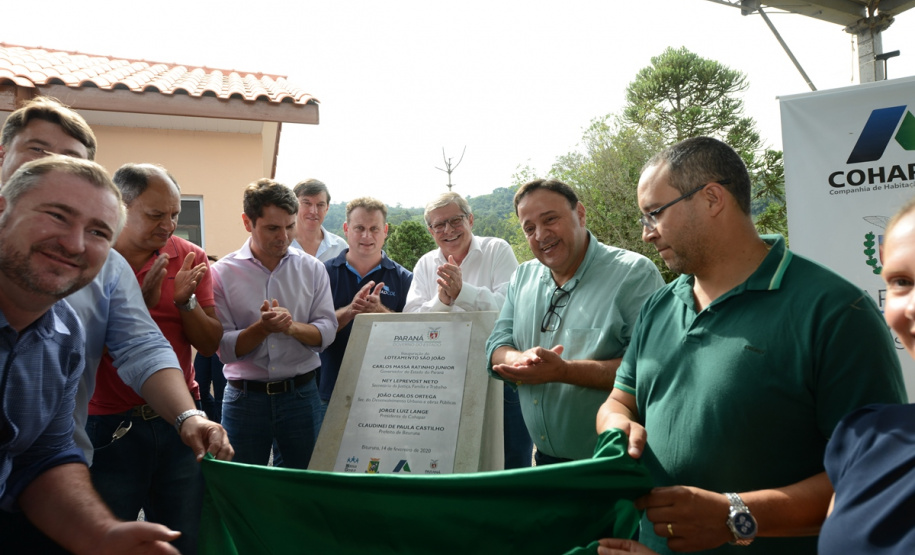 Representantes do Governo do Estado e da Prefeitura de Bituruna entregaram nesta sexta-feira (14) as chaves de 25 casas populares a famílias que viviam em situação de vulnerabilidade social na cidade, na região Sul do estado. Graças aos aportes de R$ 1,2 milhão feitos por meio do programa Nossa Gente Paraná, os beneficiários não precisarão arcar com nenhum custo pela mudança para as novas moradias.  -  Bituruna, 14/02/2020  -  Foto: Rafaela Fiala - Cohapar