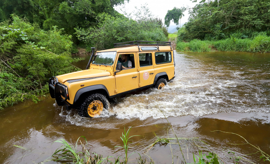Morretes - Travessia do rio do Pinto com 4x4.Morretes, 17-01-20.Foto: Arnaldo Alves / AEN.