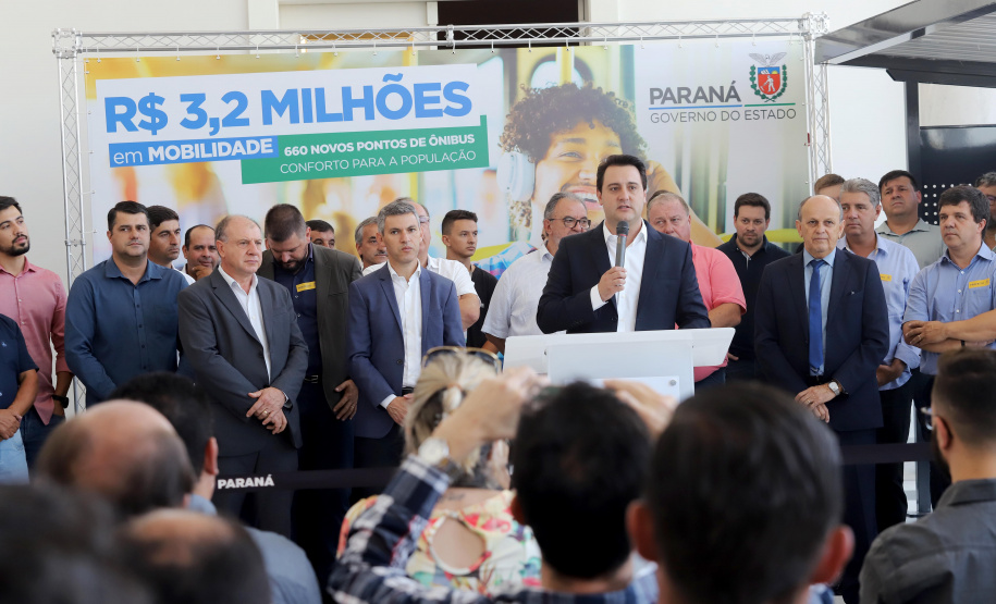 O governador Carlos Massa Ratinho Junior anuncia nesta terça-feira (18) a implantação de mais de 600 novos abrigos para pontos de ônibus em cidades da Região Metropolitana de Curitiba. Participaram: secretário de Desenvolvimento Urbano, João Carlos Ortega; diretor-presidente da Comec, Gilson dos Santos; entre outros.
Curitiba, 18-02-20.
Foto: Arnaldo Alves / AEN.