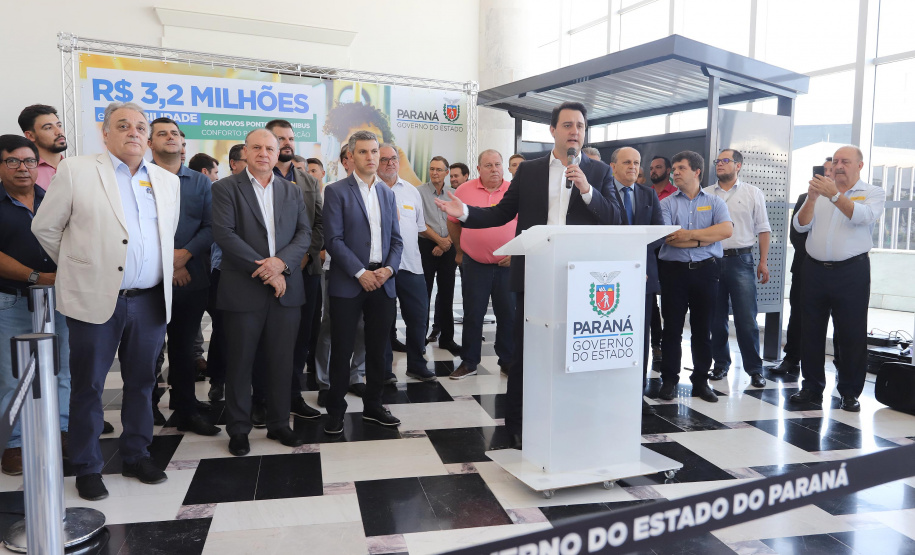 O governador Carlos Massa Ratinho Junior anuncia nesta terça-feira (18) a implantação de mais de 600 novos abrigos para pontos de ônibus em cidades da Região Metropolitana de Curitiba. Participaram: secretário de Desenvolvimento Urbano, João Carlos Ortega; diretor-presidente da Comec, Gilson dos Santos; entre outros.
Curitiba, 18-02-20.
Foto: Arnaldo Alves / AEN.