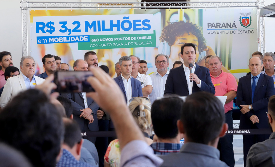 O governador Carlos Massa Ratinho Junior anuncia nesta terça-feira (18) a implantação de mais de 600 novos abrigos para pontos de ônibus em cidades da Região Metropolitana de Curitiba. Participaram: secretário de Desenvolvimento Urbano, João Carlos Ortega; diretor-presidente da Comec, Gilson dos Santos; entre outros.
Curitiba, 18-02-20.
Foto: Arnaldo Alves / AEN.