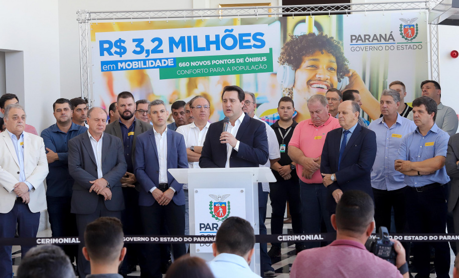 O governador Carlos Massa Ratinho Junior anuncia nesta terça-feira (18) a implantação de mais de 600 novos abrigos para pontos de ônibus em cidades da Região Metropolitana de Curitiba. Participaram: secretário de Desenvolvimento Urbano, João Carlos Ortega; diretor-presidente da Comec, Gilson dos Santos; entre outros.
Curitiba, 18-02-20.
Foto: Arnaldo Alves / AEN.