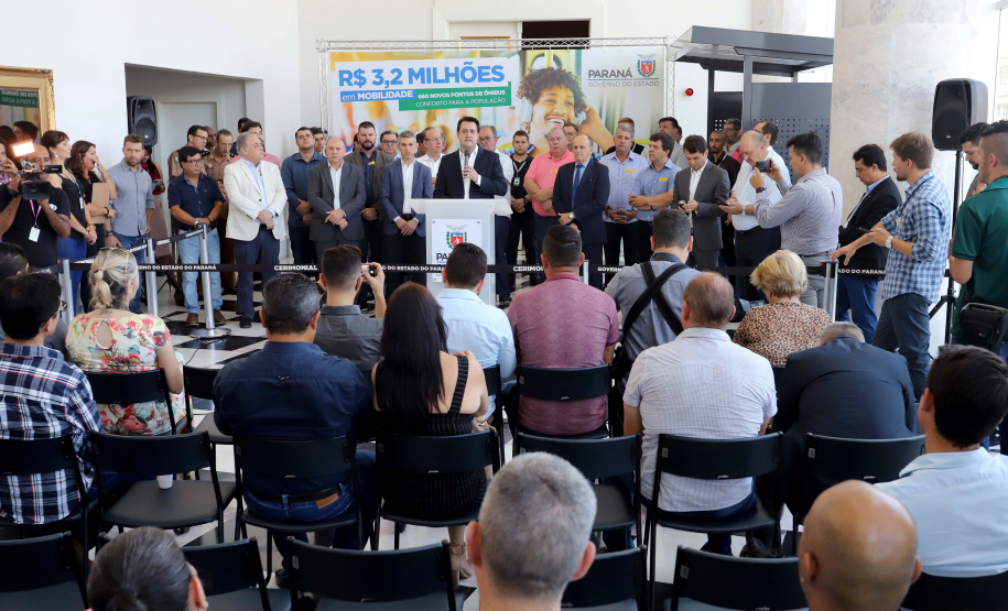 O governador Carlos Massa Ratinho Junior anuncia nesta terça-feira (18) a implantação de mais de 600 novos abrigos para pontos de ônibus em cidades da Região Metropolitana de Curitiba. Participaram: secretário de Desenvolvimento Urbano, João Carlos Ortega; diretor-presidente da Comec, Gilson dos Santos; entre outros.
Curitiba, 18-02-20.
Foto: Arnaldo Alves / AEN.