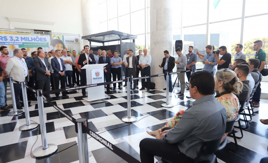 O governador Carlos Massa Ratinho Junior anuncia nesta terça-feira (18) a implantação de mais de 600 novos abrigos para pontos de ônibus em cidades da Região Metropolitana de Curitiba. Participaram: secretário de Desenvolvimento Urbano, João Carlos Ortega; diretor-presidente da Comec, Gilson dos Santos; entre outros.
Curitiba, 18-02-20.
Foto: Arnaldo Alves / AEN.