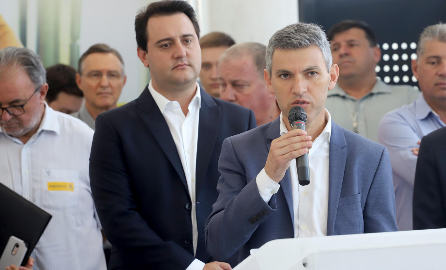 O governador Carlos Massa Ratinho Junior anuncia nesta terça-feira (18) a implantação de mais de 600 novos abrigos para pontos de ônibus em cidades da Região Metropolitana de Curitiba. Participaram: secretário de Desenvolvimento Urbano, João Carlos Ortega; diretor-presidente da Comec, Gilson dos Santos; entre outros.
Curitiba, 18-02-20.
Foto: Arnaldo Alves / AEN.