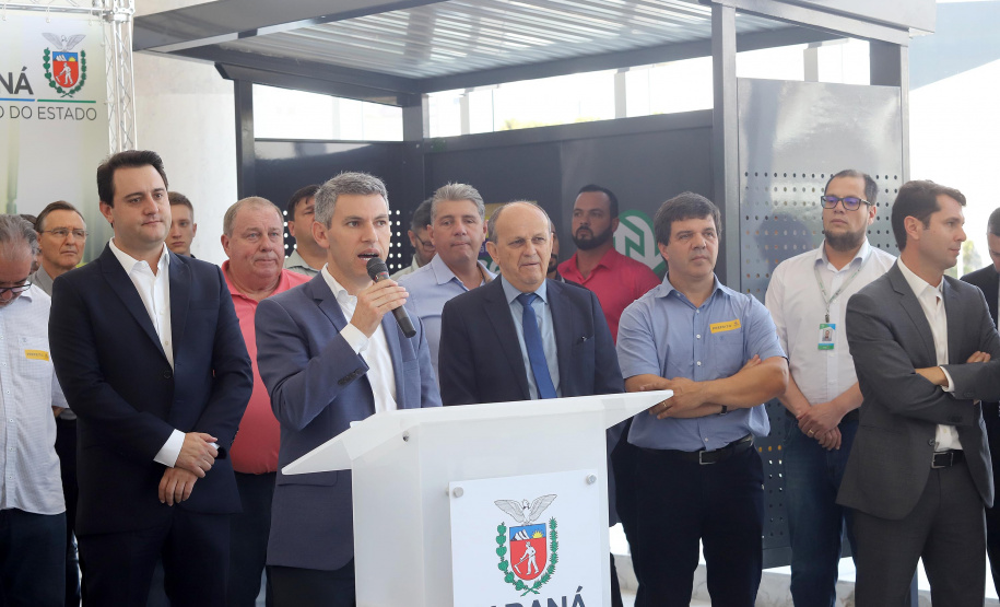 O governador Carlos Massa Ratinho Junior anuncia nesta terça-feira (18) a implantação de mais de 600 novos abrigos para pontos de ônibus em cidades da Região Metropolitana de Curitiba. Participaram: secretário de Desenvolvimento Urbano, João Carlos Ortega; diretor-presidente da Comec, Gilson dos Santos; entre outros.
Curitiba, 18-02-20.
Foto: Arnaldo Alves / AEN.