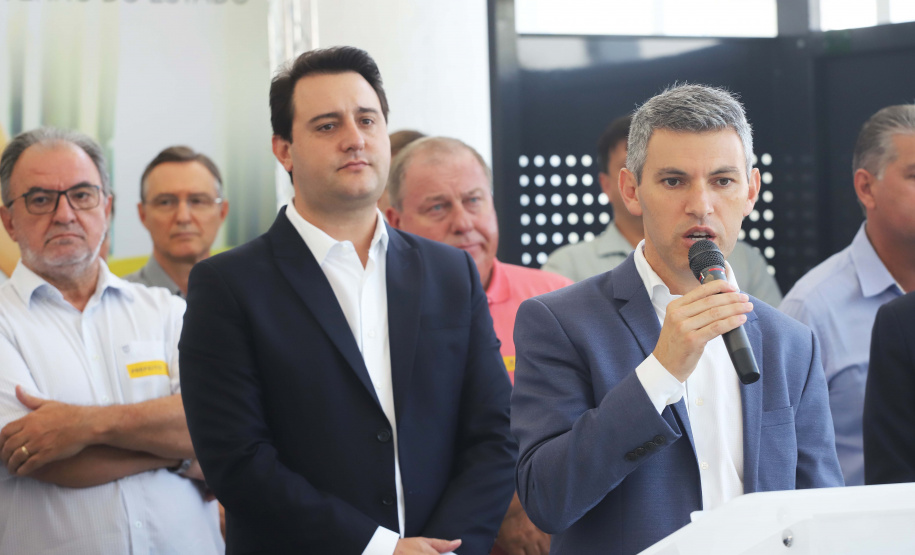 O governador Carlos Massa Ratinho Junior anuncia nesta terça-feira (18) a implantação de mais de 600 novos abrigos para pontos de ônibus em cidades da Região Metropolitana de Curitiba. Participaram: secretário de Desenvolvimento Urbano, João Carlos Ortega; diretor-presidente da Comec, Gilson dos Santos; entre outros.
Curitiba, 18-02-20.
Foto: Arnaldo Alves / AEN.