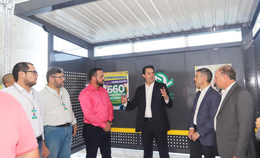 O governador Carlos Massa Ratinho Junior anuncia nesta terça-feira (18) a implantação de mais de 600 novos abrigos para pontos de ônibus em cidades da Região Metropolitana de Curitiba. Participaram: secretário de Desenvolvimento Urbano, João Carlos Ortega; diretor-presidente da Comec, Gilson dos Santos; entre outros.
Curitiba, 18-02-20.
Foto: Arnaldo Alves / AEN.