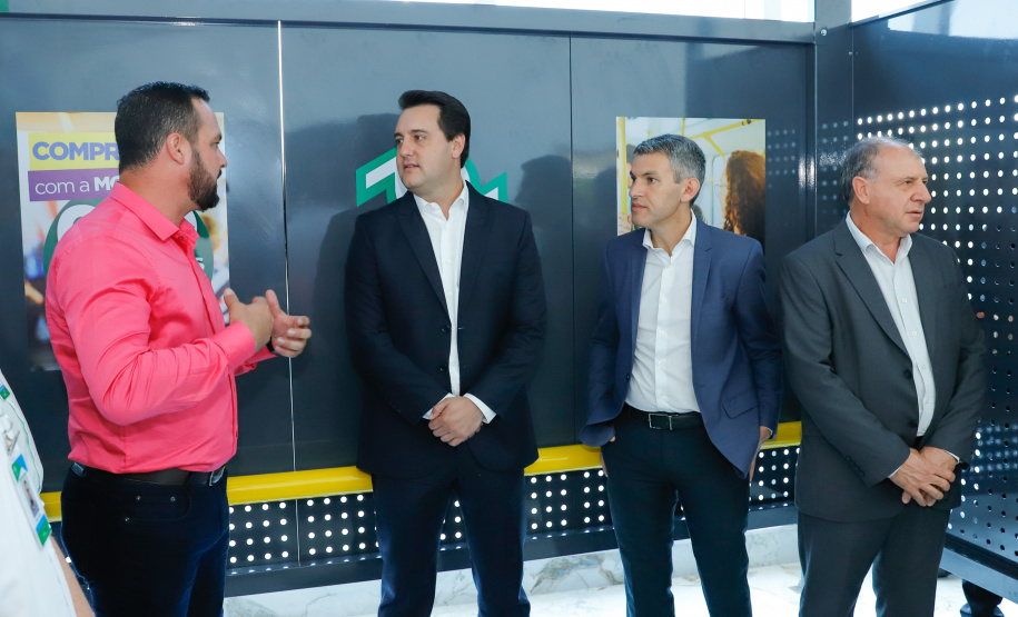 O governador Carlos Massa Ratinho Junior anuncia a implantação de mais de 600 novos abrigos para pontos de ônibus em cidades da Região Metropolitana de Curitiba.  -  Curitiba, 18/02/2020  -  Foto: Rodrigo Félix Leal/AEN