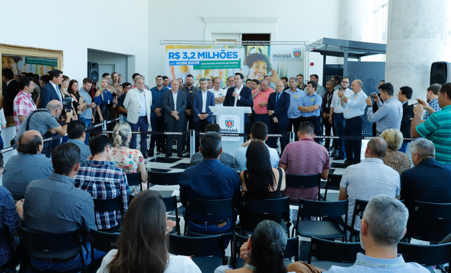 O governador Carlos Massa Ratinho Junior anuncia a implantação de mais de 600 novos abrigos para pontos de ônibus em cidades da Região Metropolitana de Curitiba.  -  Curitiba, 18/02/2020  -  Foto: Rodrigo Félix Leal/AEN