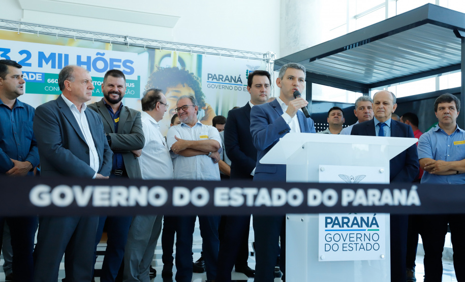 O governador Carlos Massa Ratinho Junior anuncia a implantação de mais de 600 novos abrigos para pontos de ônibus em cidades da Região Metropolitana de Curitiba.  -  Curitiba, 18/02/2020  -  Foto: Rodrigo Félix Leal/AEN