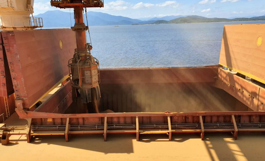 O primeiro embarque do coproduto do processamento do milho para a fabricação de etanol aconteceu em dezembro no porto paranaense de forma inédita no País. Para esta nova operação, ajustes garantiram mais agilidade e produtividade.
Foto: Appa