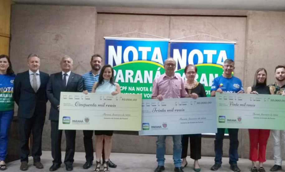 O programa Nota Paraná, da Secretaria de Estado da Fazenda, entregou nesta terça-feira (18) os cheques aos vencedores do concurso deste mês de fevereiro. Este foi o último sorteio que destina os valores de R$ 50 mil, R$ 30 mil e R$ 20 mil aos contribuintes que colocam o número do CPF na nota fiscal. - Curitiba, 18/02/2020 - Foto: Divulgação SEFA