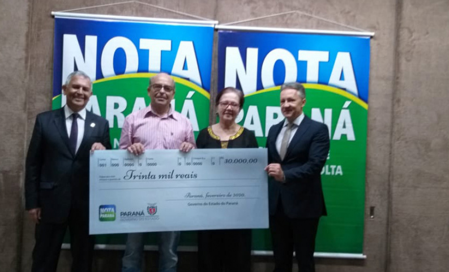 O programa Nota Paraná, da Secretaria de Estado da Fazenda, entregou nesta terça-feira (18) os cheques aos vencedores do concurso deste mês de fevereiro. Este foi o último sorteio que destina os valores de R$ 50 mil, R$ 30 mil e R$ 20 mil aos contribuintes que colocam o número do CPF na nota fiscal. - Curitiba, 18/02/2020 - Foto: Divulgação SEFA