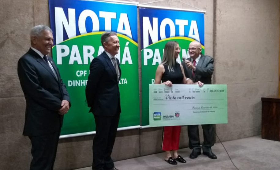O programa Nota Paraná, da Secretaria de Estado da Fazenda, entregou nesta terça-feira (18) os cheques aos vencedores do concurso deste mês de fevereiro. Este foi o último sorteio que destina os valores de R$ 50 mil, R$ 30 mil e R$ 20 mil aos contribuintes que colocam o número do CPF na nota fiscal. - Curitiba, 18/02/2020 - Foto: Divulgação SEFA