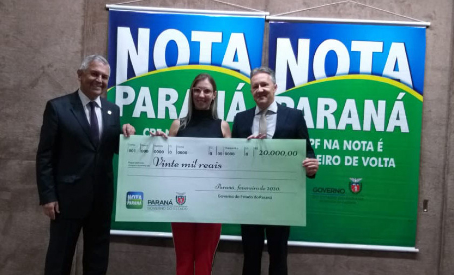 O programa Nota Paraná, da Secretaria de Estado da Fazenda, entregou nesta terça-feira (18) os cheques aos vencedores do concurso deste mês de fevereiro. Este foi o último sorteio que destina os valores de R$ 50 mil, R$ 30 mil e R$ 20 mil aos contribuintes que colocam o número do CPF na nota fiscal. - Curitiba, 18/02/2020 - Foto: Divulgação SEFA
