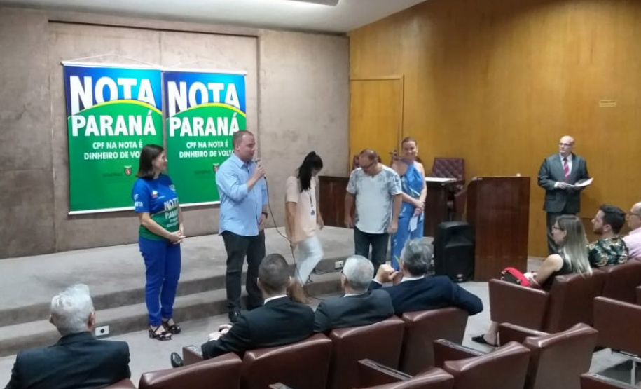 O programa Nota Paraná, da Secretaria de Estado da Fazenda, entregou nesta terça-feira (18) os cheques aos vencedores do concurso deste mês de fevereiro. Este foi o último sorteio que destina os valores de R$ 50 mil, R$ 30 mil e R$ 20 mil aos contribuintes que colocam o número do CPF na nota fiscal. - Curitiba, 18/02/2020 - Foto: Divulgação SEFA