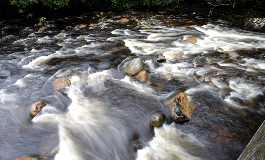 Morretes - Rio Marumbi no bairro de Cascatinha.Morretes, 17-01-20.Foto: Arnaldo Alves / AEN.