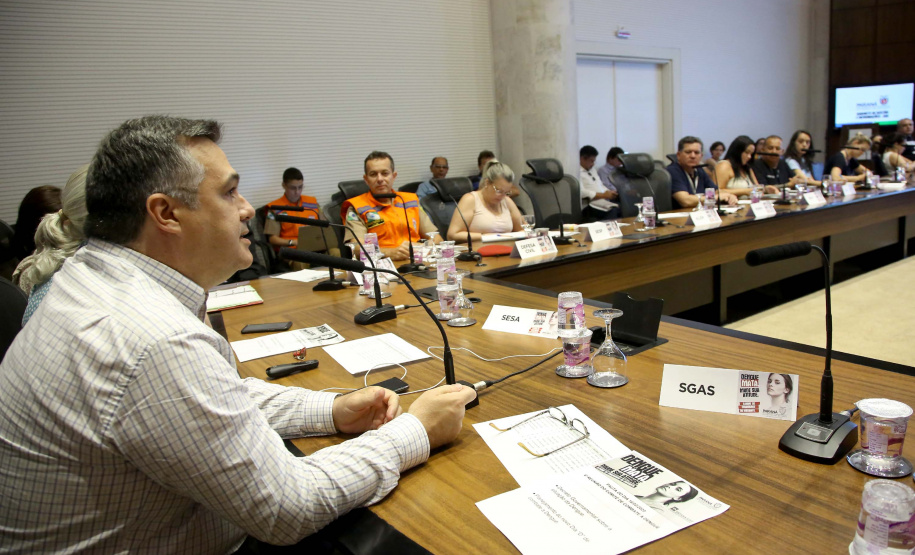 O governador Carlos Massa Ratinho autorizou nesta terça-feira (18) a liberação de R$ 5 milhões para reforçar o combate à dengue no Estado. Os recursos serão distribuídos entre os 118 municípios do Paraná que se encontram em situação de alerta ou de epidemia da doença, com os valores variando entre R$ 15 mil e R$ 200 mil. - Curitiba,18/02/2020 - Foto:Jaelson Lucas / AEN