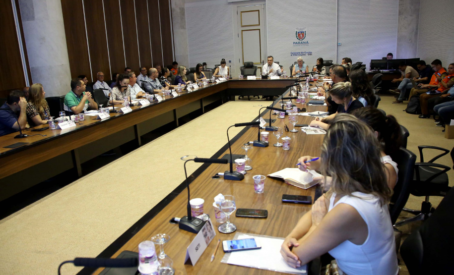 O governador Carlos Massa Ratinho autorizou nesta terça-feira (18) a liberação de R$ 5 milhões para reforçar o combate à dengue no Estado. Os recursos serão distribuídos entre os 118 municípios do Paraná que se encontram em situação de alerta ou de epidemia da doença, com os valores variando entre R$ 15 mil e R$ 200 mil. - Curitiba,18/02/2020 - Foto:Jaelson Lucas / AEN