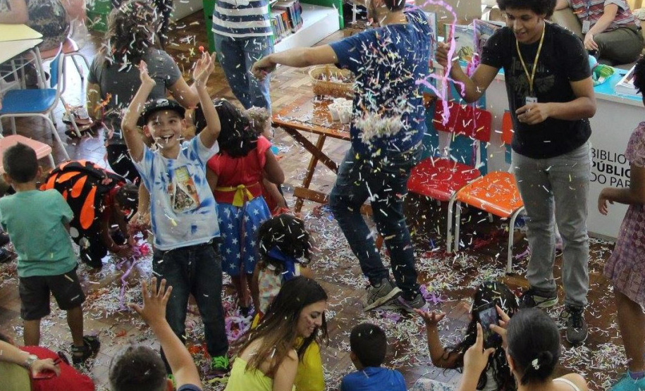 A Biblioteca Pública do Paraná promove neste sábado (22) mais uma edição do Baile de Carnaval da Seção Infantil. A programação inclui desfile de fantasias, oficina de confecção de máscaras e uma sessão especial de contação de histórias. O evento acontece a partir das 10h, com entrada gratuita.
Foto: BPP