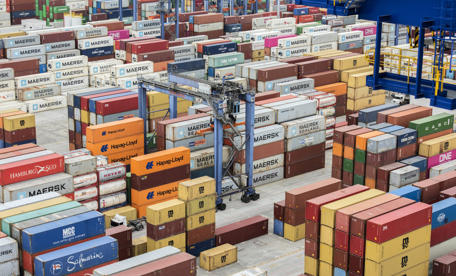 A movimentação de contêineres pelo Porto de Paranaguá aumentou 29% em janeiro deste ano, na comparação com o primeiro mês de 2019. De acordo com a empresa que administra o Terminal de Contêineres de Paranaguá (TCP), os 84.601 TEUs (unidade de medida equivalente a 20 pés) movimentados em 31 dias é um recorde histórico. Além da marca alcançada, também chama a atenção a diversidade das cargas movimentadas nos contentores.