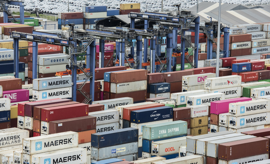 A movimentação de contêineres pelo Porto de Paranaguá aumentou 29% em janeiro deste ano, na comparação com o primeiro mês de 2019. De acordo com a empresa que administra o Terminal de Contêineres de Paranaguá (TCP), os 84.601 TEUs (unidade de medida equivalente a 20 pés) movimentados em 31 dias é um recorde histórico. Além da marca alcançada, também chama a atenção a diversidade das cargas movimentadas nos contentores.