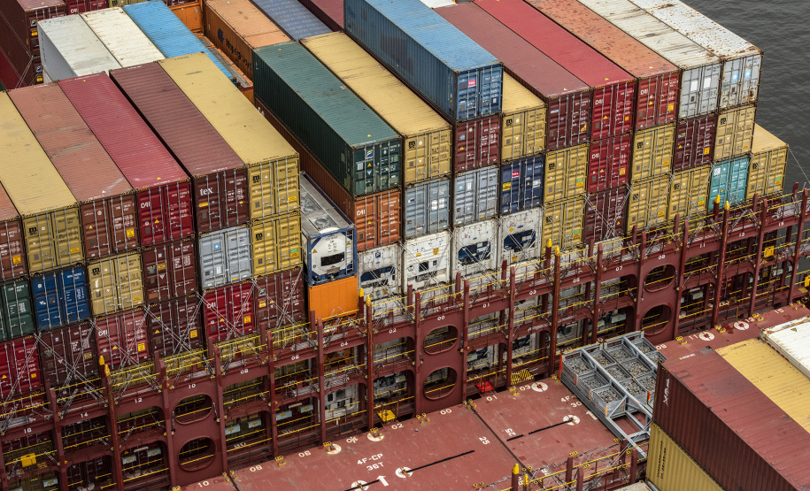 A movimentação de contêineres pelo Porto de Paranaguá aumentou 29% em janeiro deste ano, na comparação com o primeiro mês de 2019. De acordo com a empresa que administra o Terminal de Contêineres de Paranaguá (TCP), os 84.601 TEUs (unidade de medida equivalente a 20 pés) movimentados em 31 dias é um recorde histórico. Além da marca alcançada, também chama a atenção a diversidade das cargas movimentadas nos contentores.