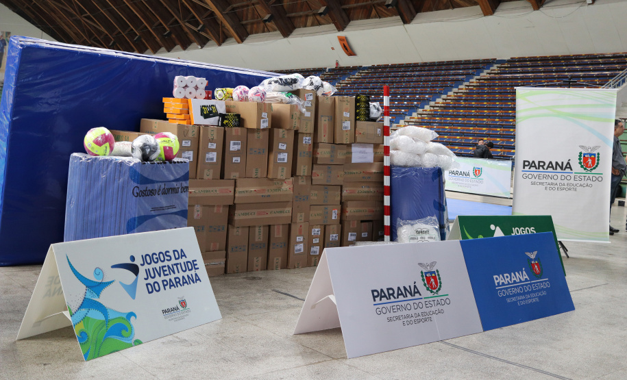 O Governo do Estado, por meio da Superintendência Estadual do Esporte, repassou nesta quarta-feira (19) materiais esportivos aos municípios-sede das fases regionais e finais dos Jogos Abertos e Jogos da Juventude em 2019. O encontro aconteceu no Ginásio Tarumã, em Curitiba. No total, foram investidos R$ 770 mil.  -  Curitiba, 19/02/2020  -  Foto: Divulgação Esporte Paraná