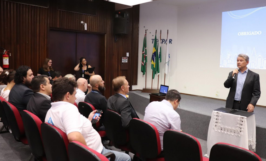 As empresas selecionadas para participar do Living Lab do Instituto de Tecnologia do Paraná (Tecpar) formalizaram seu ingresso ao programa nesta quarta-feira (19). A partir da assinatura do contrato as companhias vão instalar seus equipamentos no Câmpus CIC do Tecpar, em Curitiba, que vai funcionar como um laboratório a céu aberto para testar as inovações em parceria com o instituto. Foto: Tecpar