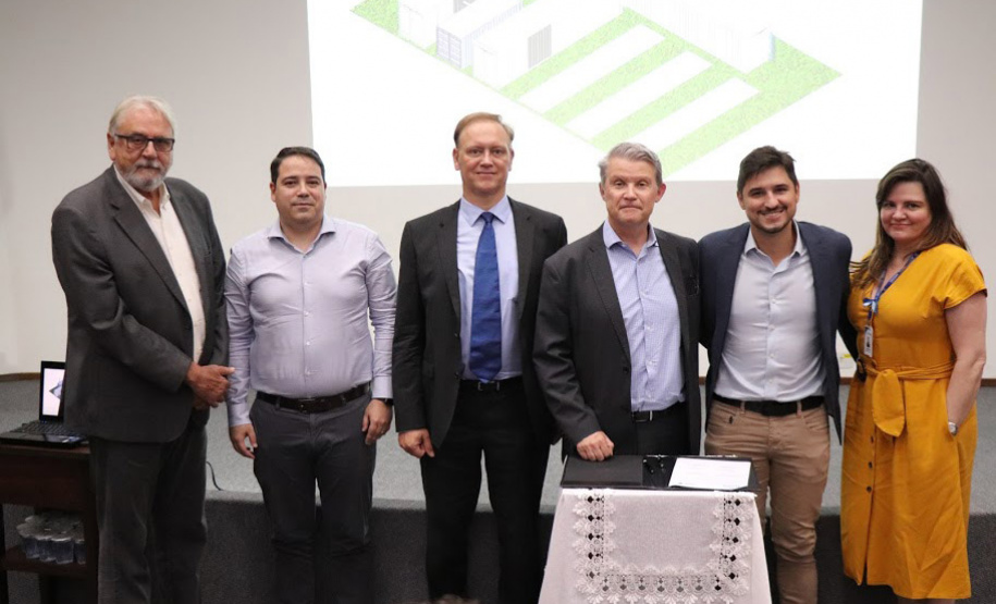 As empresas selecionadas para participar do Living Lab do Instituto de Tecnologia do Paraná (Tecpar) formalizaram seu ingresso ao programa nesta quarta-feira (19). A partir da assinatura do contrato as companhias vão instalar seus equipamentos no Câmpus CIC do Tecpar, em Curitiba, que vai funcionar como um laboratório a céu aberto para testar as inovações em parceria com o instituto. Foto: Tecpar