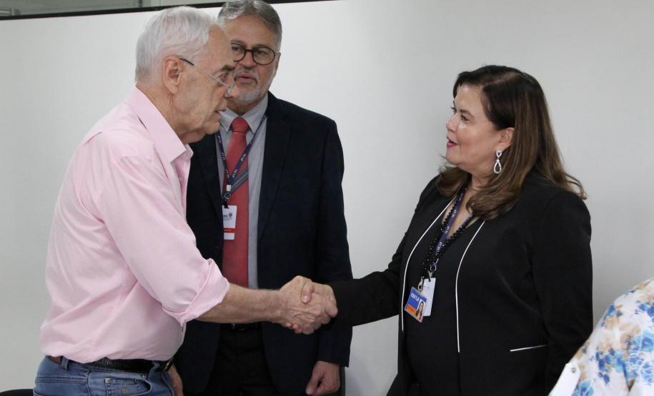 Assinaturas O Governo do Paraná, por meio da Secretaria de Estado da Administração e da Previdência, e a Caixa Econômica Federal firmaram nesta quarta-feira (19) um convênio que permite a consulta automática do Certificado de Regularidade do FGTS.
De acordo com o secretário Reinhold Stephanes, a medida é o primeiro passo de um processo de simplificação e de desburocratização na administração. Foto: Ari Dias/AEN