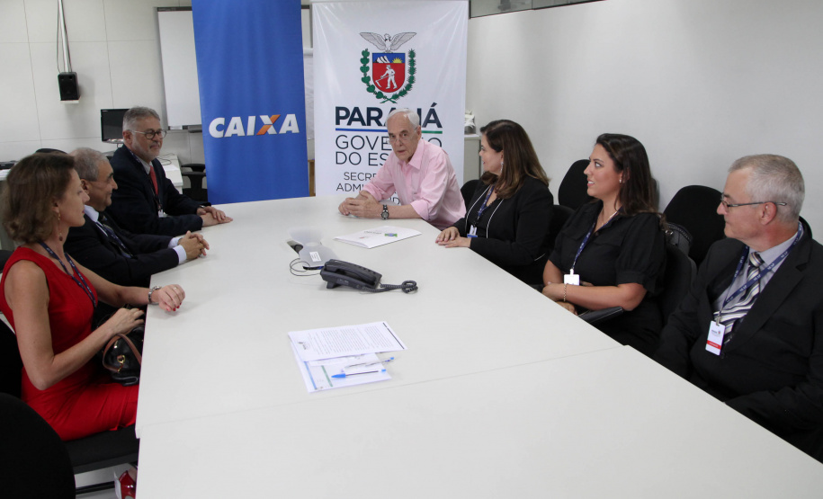 Assinaturas O Governo do Paraná, por meio da Secretaria de Estado da Administração e da Previdência, e a Caixa Econômica Federal firmaram nesta quarta-feira (19) um convênio que permite a consulta automática do Certificado de Regularidade do FGTS.
De acordo com o secretário Reinhold Stephanes, a medida é o primeiro passo de um processo de simplificação e de desburocratização na administração. Foto: Ari Dias/AEN