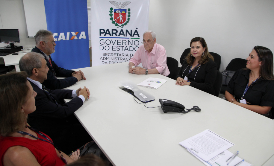 Assinaturas O Governo do Paraná, por meio da Secretaria de Estado da Administração e da Previdência, e a Caixa Econômica Federal firmaram nesta quarta-feira (19) um convênio que permite a consulta automática do Certificado de Regularidade do FGTS.
De acordo com o secretário Reinhold Stephanes, a medida é o primeiro passo de um processo de simplificação e de desburocratização na administração. Foto: Ari Dias/AEN