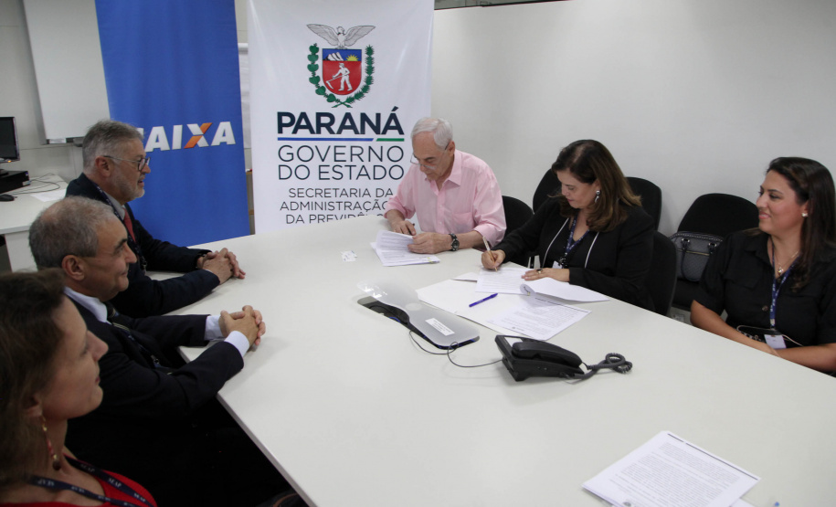 Assinaturas O Governo do Paraná, por meio da Secretaria de Estado da Administração e da Previdência, e a Caixa Econômica Federal firmaram nesta quarta-feira (19) um convênio que permite a consulta automática do Certificado de Regularidade do FGTS.
De acordo com o secretário Reinhold Stephanes, a medida é o primeiro passo de um processo de simplificação e de desburocratização na administração. Foto: Ari Dias/AEN