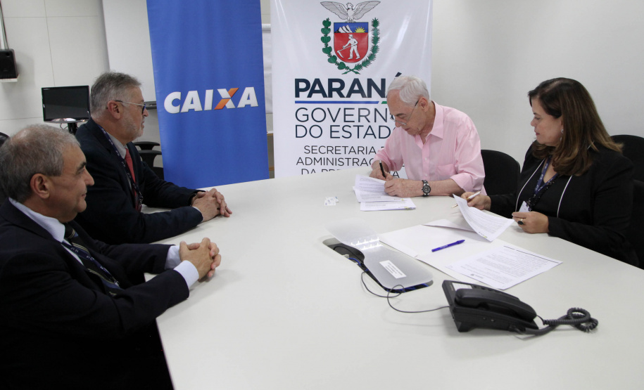 Assinaturas O Governo do Paraná, por meio da Secretaria de Estado da Administração e da Previdência, e a Caixa Econômica Federal firmaram nesta quarta-feira (19) um convênio que permite a consulta automática do Certificado de Regularidade do FGTS.
De acordo com o secretário Reinhold Stephanes, a medida é o primeiro passo de um processo de simplificação e de desburocratização na administração. Foto: Ari Dias/AEN