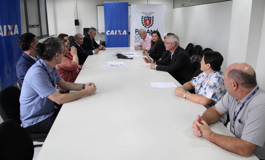 Assinaturas O Governo do Paraná, por meio da Secretaria de Estado da Administração e da Previdência, e a Caixa Econômica Federal firmaram nesta quarta-feira (19) um convênio que permite a consulta automática do Certificado de Regularidade do FGTS.
De acordo com o secretário Reinhold Stephanes, a medida é o primeiro passo de um processo de simplificação e de desburocratização na administração. Foto: Ari Dias/AEN