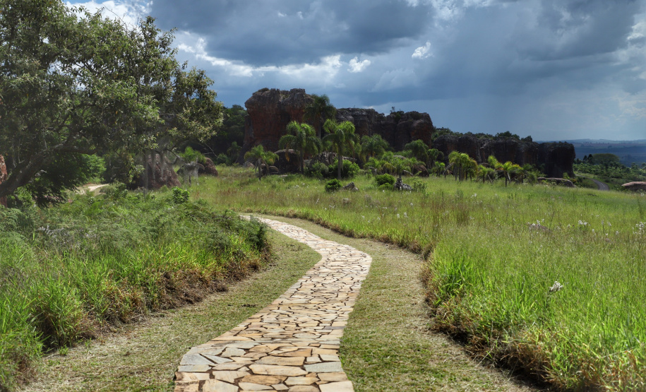 O governador Carlos Massa Ratinho Junior assinou nesta quarta-feira (19) o contrato de concessão de áreas do Parque Estadual Vila Velha, em Ponta Grossa, nos Campos Gerais, para a empresa Eco Parques do Brasil S/A. A empresa vai investir em serviços de apoio à visitação, turismo sustentável e recreação é de trinta anos. Foto: José Fernando Ogura/AEN