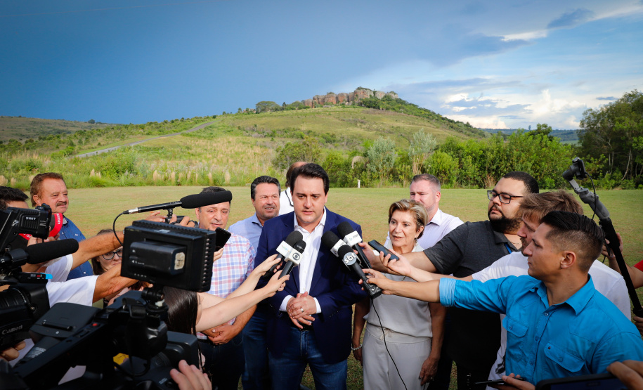 O governador Carlos Massa Ratinho Junior assinou nesta quarta-feira (19) o contrato de concessão de áreas do Parque Estadual Vila Velha, em Ponta Grossa, nos Campos Gerais, para a empresa Eco Parques do Brasil S/A.