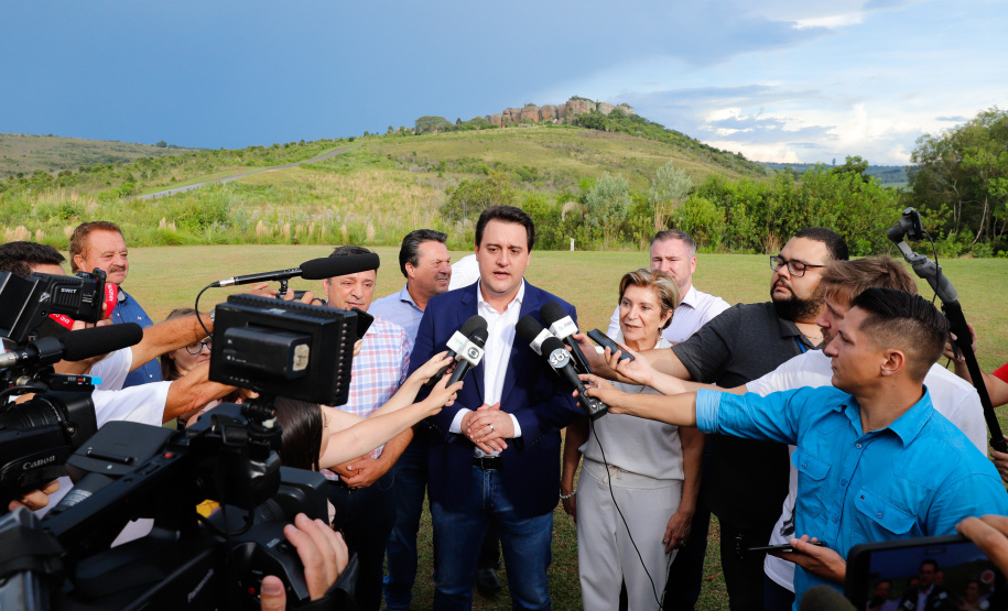 O governador Carlos Massa Ratinho Junior assinou nesta quarta-feira (19) o contrato de concessão de áreas do Parque Estadual Vila Velha, em Ponta Grossa, nos Campos Gerais, para a empresa Eco Parques do Brasil S/A.