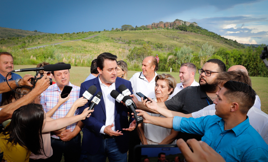 O governador Carlos Massa Ratinho Junior assinou nesta quarta-feira (19) o contrato de concessão de áreas do Parque Estadual Vila Velha, em Ponta Grossa, nos Campos Gerais, para a empresa Eco Parques do Brasil S/A.