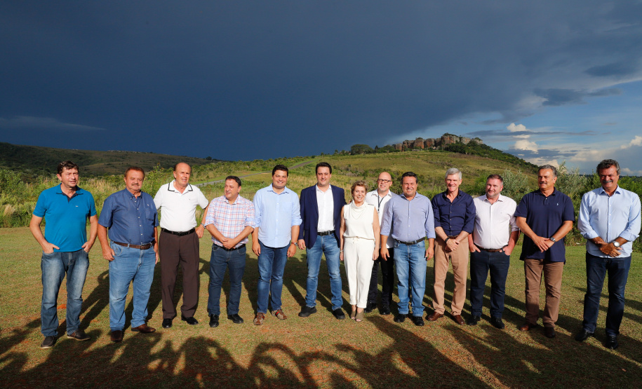 O governador Carlos Massa Ratinho Junior assinou nesta quarta-feira (19) o contrato de concessão de áreas do Parque Estadual Vila Velha, em Ponta Grossa, nos Campos Gerais, para a empresa Eco Parques do Brasil S/A.