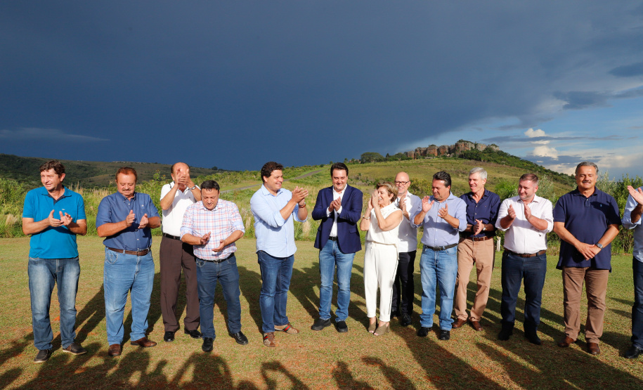 O governador Carlos Massa Ratinho Junior assinou nesta quarta-feira (19) o contrato de concessão de áreas do Parque Estadual Vila Velha, em Ponta Grossa, nos Campos Gerais, para a empresa Eco Parques do Brasil S/A.