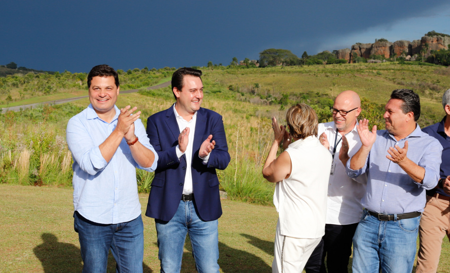 O governador Carlos Massa Ratinho Junior assinou nesta quarta-feira (19) o contrato de concessão de áreas do Parque Estadual Vila Velha, em Ponta Grossa, nos Campos Gerais, para a empresa Eco Parques do Brasil S/A.