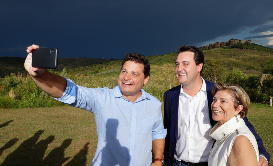 O governador Carlos Massa Ratinho Junior assinou nesta quarta-feira (19) o contrato de concessão de áreas do Parque Estadual Vila Velha, em Ponta Grossa, nos Campos Gerais, para a empresa Eco Parques do Brasil S/A.