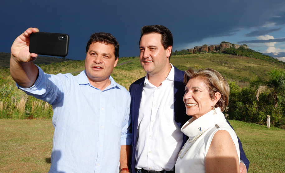 O governador Carlos Massa Ratinho Junior assinou nesta quarta-feira (19) o contrato de concessão de áreas do Parque Estadual Vila Velha, em Ponta Grossa, nos Campos Gerais, para a empresa Eco Parques do Brasil S/A.