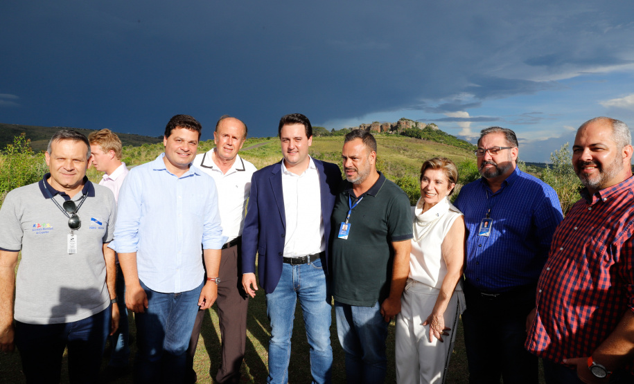 O governador Carlos Massa Ratinho Junior assinou nesta quarta-feira (19) o contrato de concessão de áreas do Parque Estadual Vila Velha, em Ponta Grossa, nos Campos Gerais, para a empresa Eco Parques do Brasil S/A.