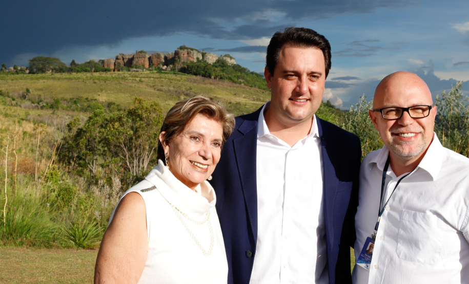 O governador Carlos Massa Ratinho Junior assinou nesta quarta-feira (19) o contrato de concessão de áreas do Parque Estadual Vila Velha, em Ponta Grossa, nos Campos Gerais, para a empresa Eco Parques do Brasil S/A.