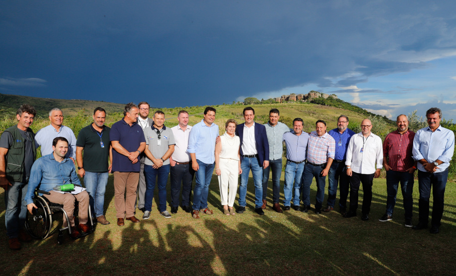 O governador Carlos Massa Ratinho Junior assinou nesta quarta-feira (19) o contrato de concessão de áreas do Parque Estadual Vila Velha, em Ponta Grossa, nos Campos Gerais, para a empresa Eco Parques do Brasil S/A.